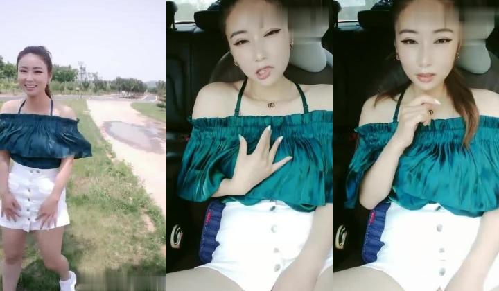 颜值不错大奶少妇户外秀车上道具自慰，性感短裤露奶掰穴跳蛋拉扯，拨弄奶头呻吟娇喘诱人
