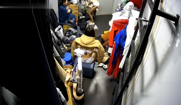 黑客破解摄像头偷拍 ️某剧场后台换衣间的美女们当着男助理面脱换衣服