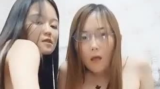 高颜值极品姐妹花双女秀 妹妹穿着学生装姐姐带着眼镜 互舔咪咪 磨豆腐 互相用手指插逼自慰大秀