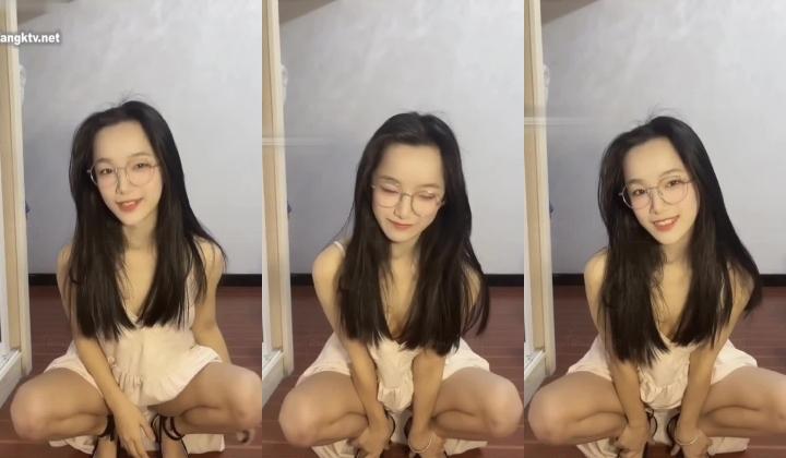 最新高价定制分享，极品反差女大生04年清纯小姐姐【胡椒仔】露脸私拍，各种COSER裸体骚舞大号道