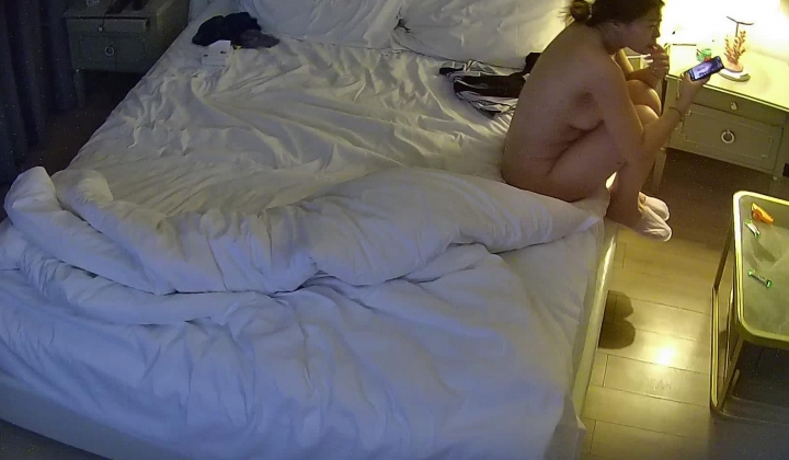 酒店公寓 老外带妹子开房 好奇看看老外的战斗力如何 也很一般 不如兄弟们好