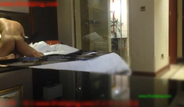 偷装摄像头拍摄与极品外围女酒店黑丝护士服激战过程,女主颜值和身材非常好.开始扭捏,后面就非常投入