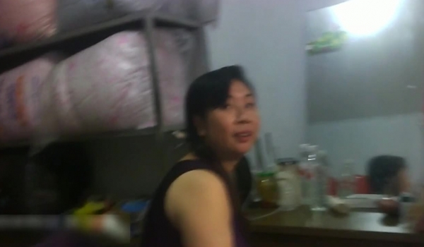 棚户区底层嫖妓小超市的货架原来暗藏玄机爽完出来继续教学搭讪站街妹对白有趣