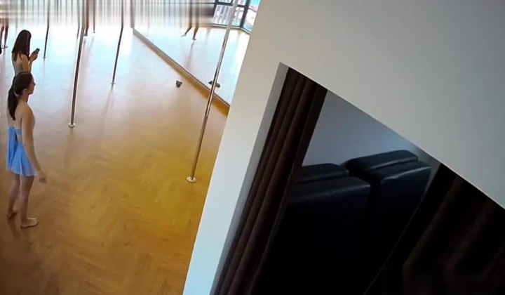 【极品稀缺 ️破解摄像头】钢管舞舞蹈室破解头偷拍 ️身材不错的小姐姐日常练功跳舞 适合高难度动作