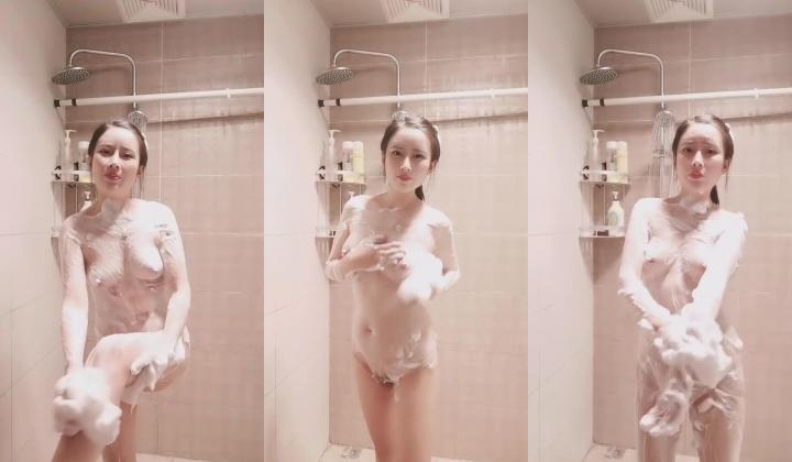 气质美少女在线洗澡诱惑狼友们：人家年龄小胸大，我高潮可快了，只要姿势对！