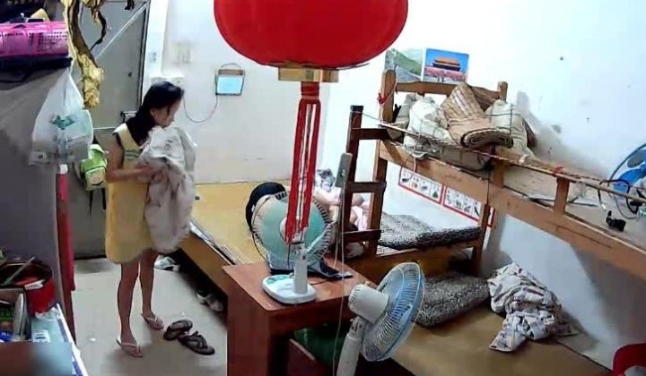 监控偷拍纺织厂的女工换衣服