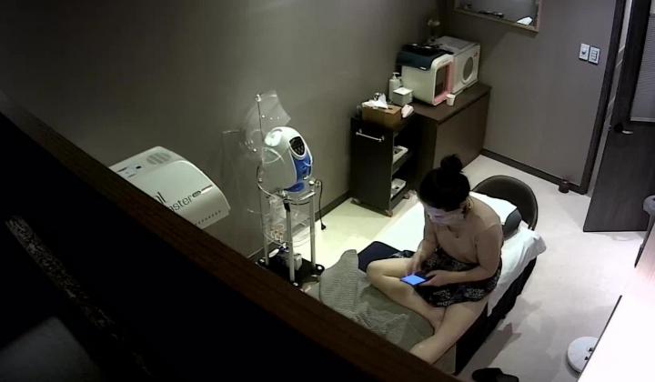 黑客破解美容院监控摄像头偷拍 美女做面部美容逼逼脱毛还一边玩手机自拍