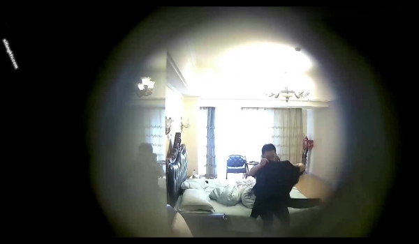 全景欣赏几对男女激情四射造爱现场椅子上搞完抱起一路搞到床上反差眼镜妹骑男友脸上舔B下面自己撸