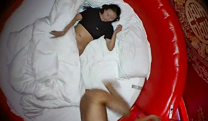 情趣圆床房 在大红的圆床情绪加成下 眼镜斯文禽兽 舔逼扣逼操逼 一样不落的用在美女身上了