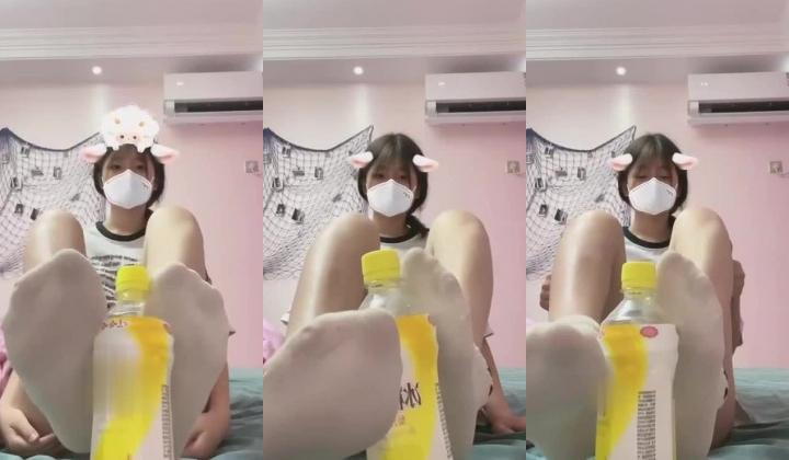 【真实露脸学生妹】，土豪重金举牌定制，为了还网贷，纯情美眉毫无底线自调，舔脚咬袜子捅菊花抠逼，简