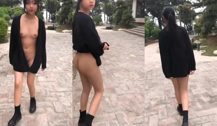 【精品自拍】逆天萝莉酸果儿，竟然在公共场合光着屁股到处跑