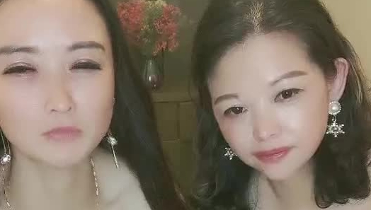 姐妹花一起玩直播，颜值不错的大奶子御姐熟女黑丝情趣，跳弹自慰骚逼揉奶子表情好骚呻吟可射