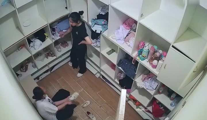 舞蹈班《监控破解》偷拍多位美女学员后台换衣服