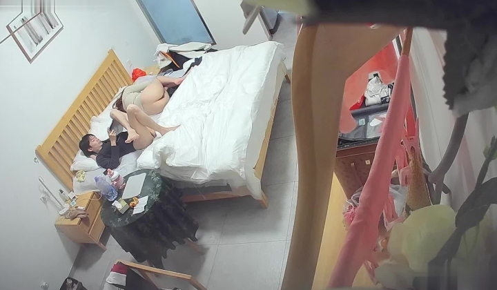 乐橙酒店偷拍 初恋脸类型眼镜反差婊婊在校园期间被男友内射大声浪叫