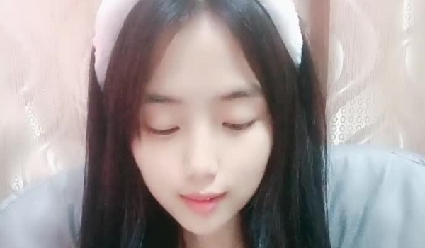 大学生下海了，【唿唿滴吖】，颜值超高，清纯的邻家妹子，少女气息扑面而来