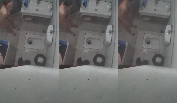 【木马原创】上帝视角全景偷拍合租房浴室粉嫩乳头夜场公主洗澡上厕所换衣