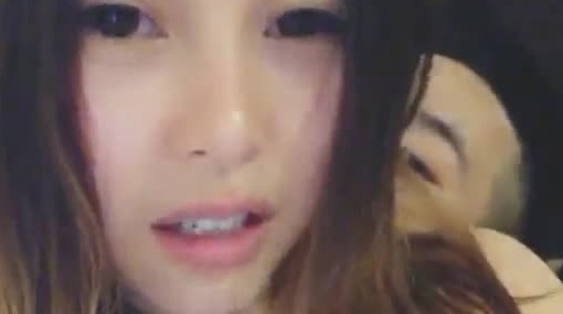 长得像女星莫X蔚的绿播大美女云朵被家境不错的粉丝帅哥重金约炮到酒店开房啪啪