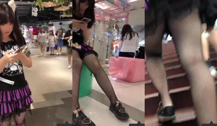 商城跟随偷窥跟男友逛街的双马尾美眉 渔网黑丝貌似没穿内内 屁屁好大好性感