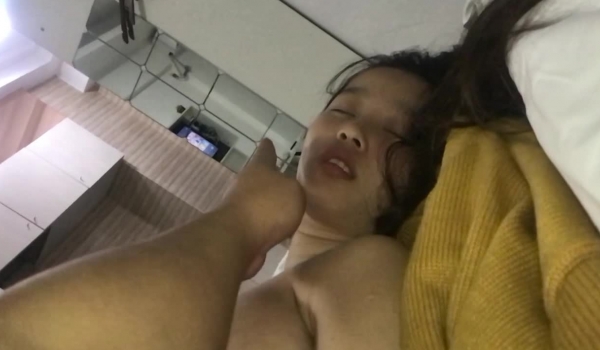 【MJ极品】价值1500RMB的年轻巨乳小妹下药失去意识任人玩弄啪啪 无套内射 两颗球球是真的大