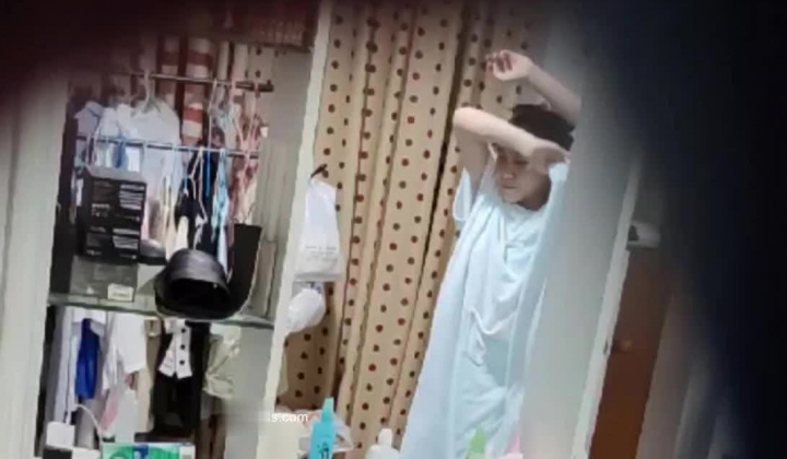 合租房女室友偷拍两个身材不错的闺蜜日常更衣洗澡逼毛非常性感很有撸点