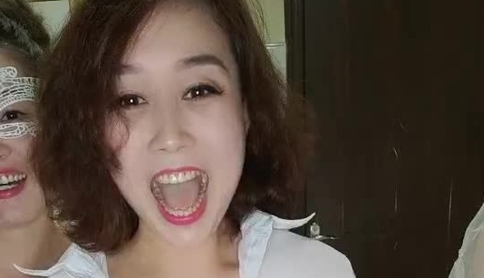 极品美女『你的佟亚丽』超爽剧情演绎-新婚三飞淫乱趴 新女主乱入 新郎操完新娘把两个美乳伴娘也给干