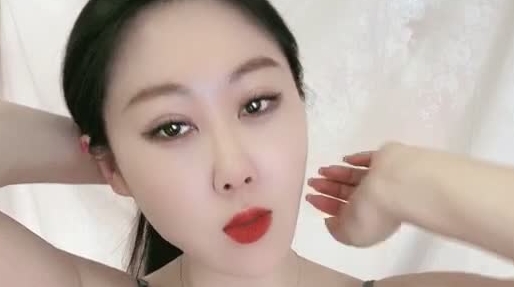 高颜值高挑女主播，露脸跳蛋自慰岔开大腿，特写一只大鲍鱼