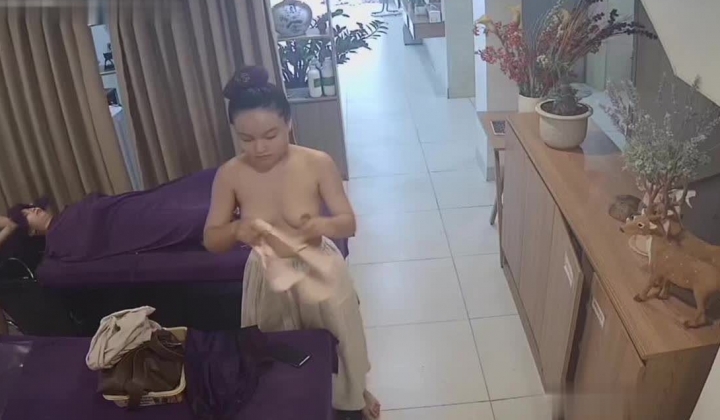 美容院监控偷拍大奶嫂子做完胸部保养穿衣服,奶子越大,保养越贵