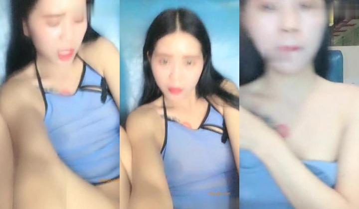 小母狗很骚哦 网吧内的勾搭路人 口交啪啪 小哥太弱射完不爽 只能自慰