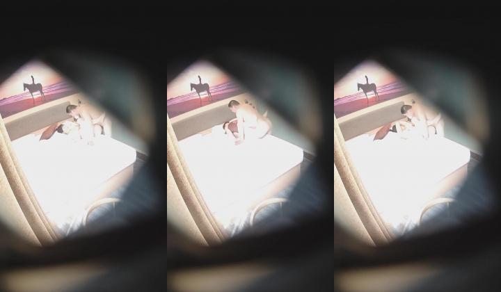 【360摄像头】翻滚吧!最能做爱的中年大叔多姿式猛操，偷拍佳作，好几对良家情侣来，玩得花样不少真