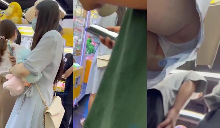 商城跟随偷窥清纯漂亮小姐姐 皮肤白皙 白内内卡屁屁 抱着毛娃娃左晃右晃很开心