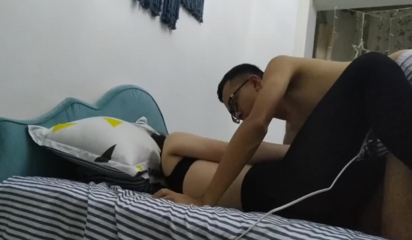 清纯水嫩的大学美女被猥琐眼镜男带回出租屋用超大振动棒搞得淫水直流后再狠狠抽插,这种玩法迟早要被操坏!