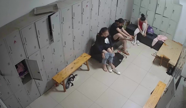 舞蹈班《监控破解》偷拍多位美女学员后台换衣服