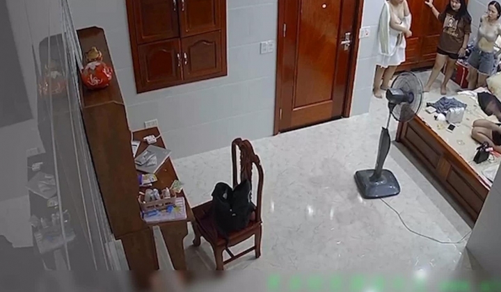 监控偷拍 ️四位美女在家换衣服的时候突然地震来了,吓得姑娘衣不蔽体就往外跑