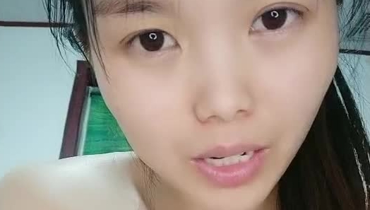 良家小少妇露脸在家寂寞了陪狼友互动，身材不错骚逼特写，口罩都带奶子上了，道具激情插逼浪荡呻吟