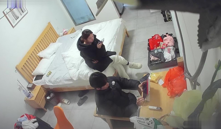 乐橙酒店偷拍 初恋脸类型眼镜反差婊婊在校园期间被男友内射大声浪叫