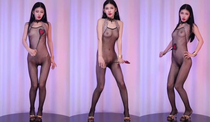 【红玫瑰舞团】异域风情骚气小美女『KK』双视角透视裸舞 各种性感内衣激情顶逼秀