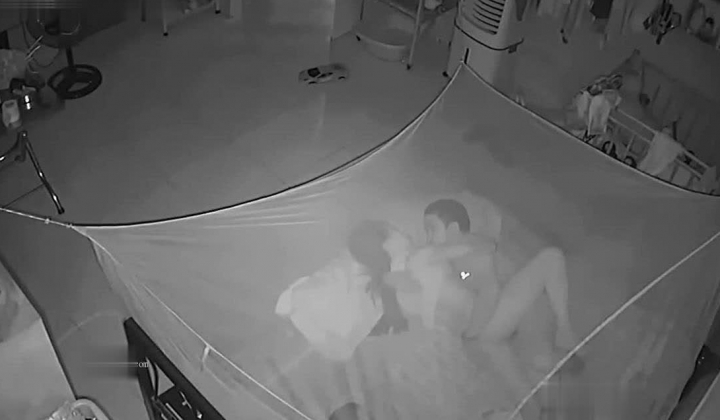【家庭摄像头】年轻夫妻与中年夫妻呈现不一样的做爱体验