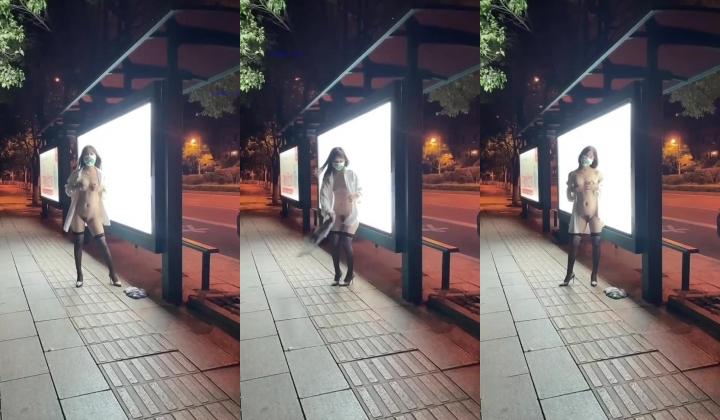 ️震撼流出 ️重磅稀缺 ️极品露出少女『奶油泡芙』和朋友电梯口做爱偶遇邻居回家 满满的兴奋 路边玩穴 野战露出