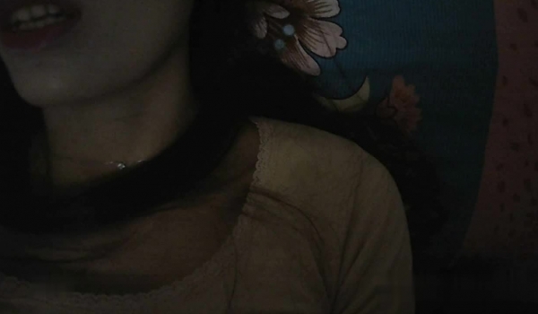 鸡婆：没胸，你手好冰啊，奇怪吗，还要看哈哈哈 大爷：哈哈哈没见过这么小的，你这完全是平的，我都比你的大