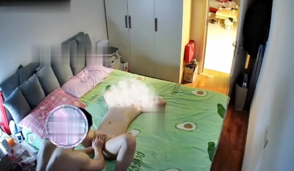【极品性爱 绿帽淫妻】极品绿帽大神『Riwo』 卧室监控记录淫妻出轨 偷窥视角 出轨偷情 当着老公面和野男人做爱