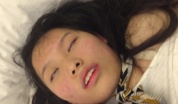 迷奸 年轻大长腿商务妹接了两位喜欢死猪玩的变态男酒店扒光轮番上去玩弄原版码率完整版