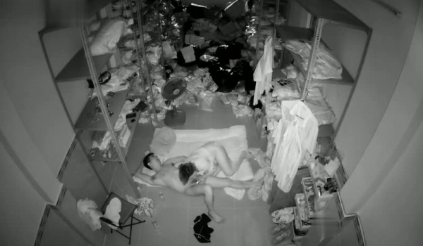 黑客破解网络摄像头偷拍 ️开网店的夫妻经常在淘宝仓库做爱