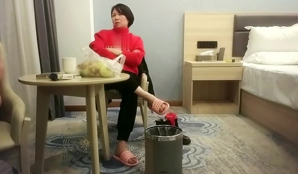 泡良最佳教程，【良家故事】，妇女人妻收割机，微信上嘘寒问暖，一个个寂寞的灵魂被拿下，操的鬼哭狼操