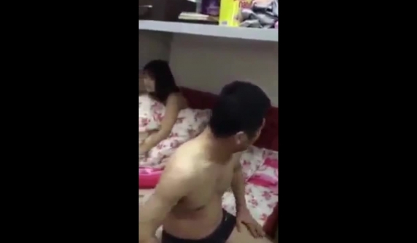 殴打辱骂小三合集第二部这波打的比较凶直接捉奸在床最后一个娘们最猛手持双木板狂打出轨老公胳膊要废了