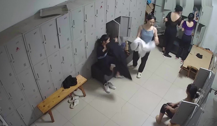 舞蹈班《监控破解》偷拍多位美女学员后台换衣服