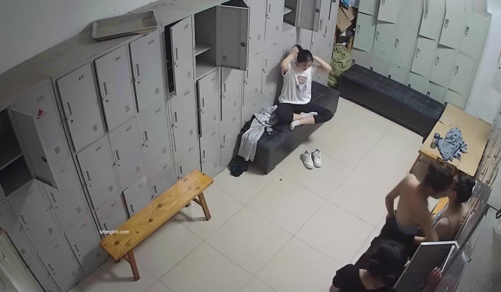 舞蹈班《监控破解》偷拍多位美女学员后台换衣服