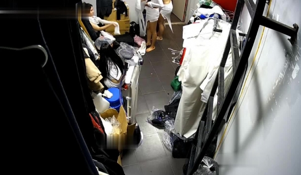 黑客破解摄像头偷拍 ️某剧场后台换衣间的美女们当着男助理面脱换衣服