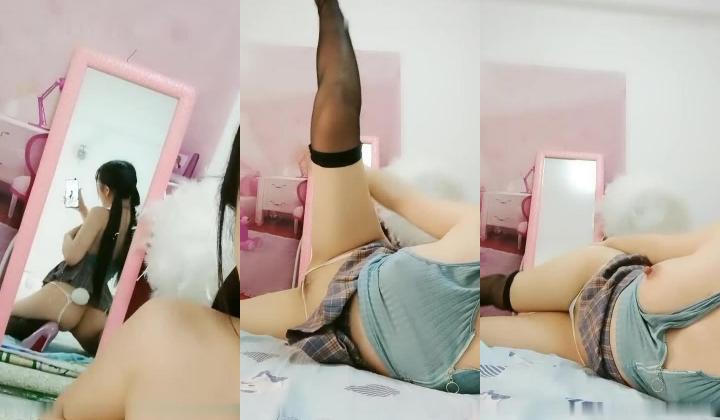 短裙高跟鞋双马尾妹子【广州臀模】露奶露逼诱惑，揉奶拨开丁字裤微毛逼逼