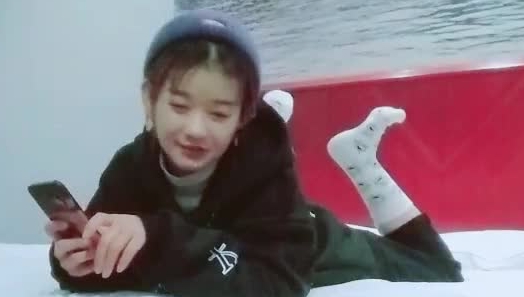 探花约炮一个戴帽子的可爱学生妹暗拍 激情口交啪啪