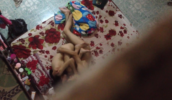 真实偷拍-漂亮美女下班后和男友在地上操逼,各种高难度姿势爽的捂着嘴强忍着不敢大叫,被变态房东偷拍全过程!